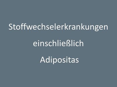 Graues Schild mit dem Schriftzug Stoffwechselerkrankungen einschließlich Adipositas