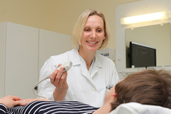 Ärztin und Patientin bei Ultraschall-Untersuchung