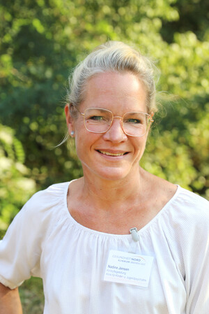 Portrait von Nadine Jensen in weißen Tshirt
