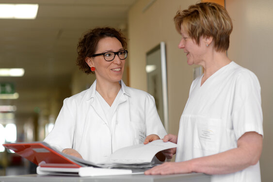 Ärztin und Pflegekraft im Gespräch