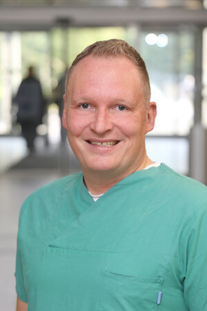 Portraitfoto Markus Gerken in grüner Dienstkleidung