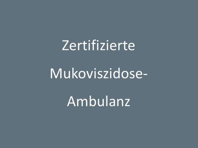 Graues Schild mit dem Schriftzug Zertifizierte Mukoviszidose-Ambulanz