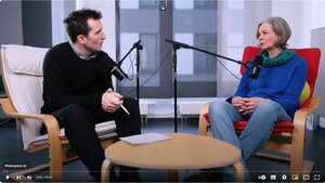 Reporter und Sonja Schäfer im Studio in einer Interviewszene