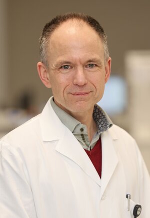 Portraitfoto Nicolas von Ahsen in weißer Dienstkleidung