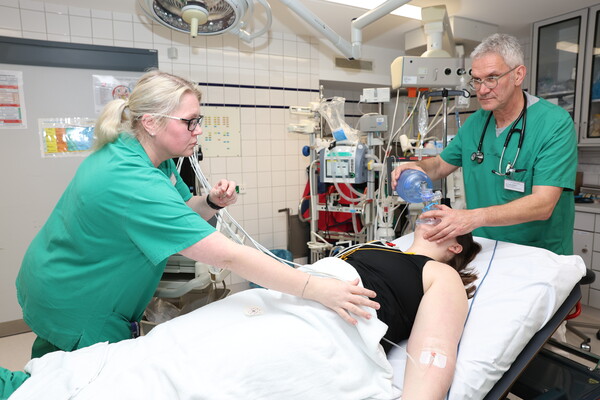 Dr. Frank Wösten mit einer Pflegekraft und einer Patientin im Schockraum