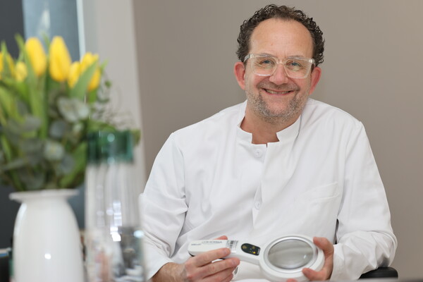 Portraitfoto Dr. Markus Zutt mit Dermatoskop