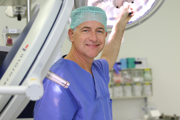 Portraitfoto Prof. Dr. Jens Garbade in OP-Kleidung im OP