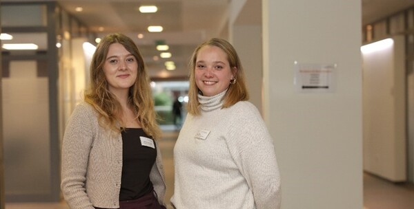 Portraitfoto von Lina Maria Allmendinger und Mia Seeba