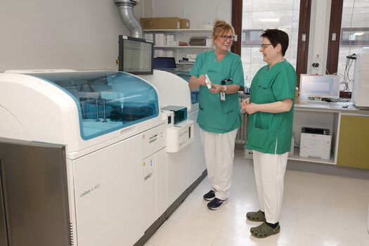 Foto zwei Frauen vor einem Gerät