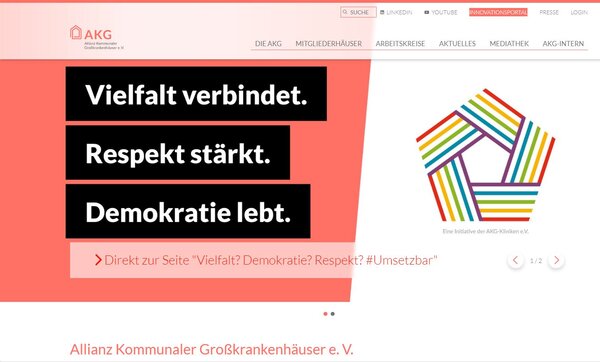Foto der Webseite der AKG mit dem Schriftzug: " Vielfalt verbindet, Respekt stärkt. Demokratie lebt."