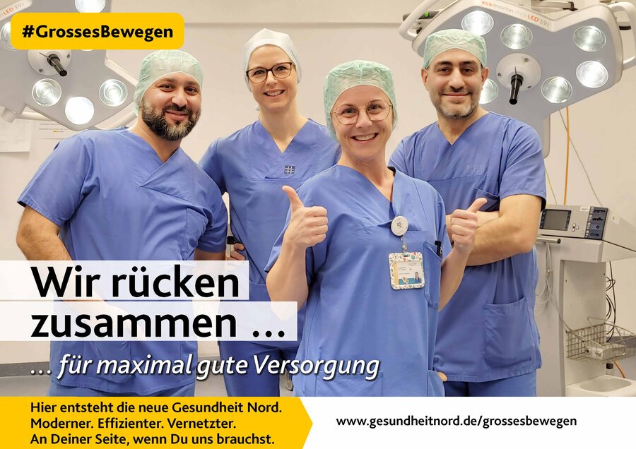 Vier OP-Pflegekräfte lächeln in Dienstkleidung gemeinsam in die Kamera