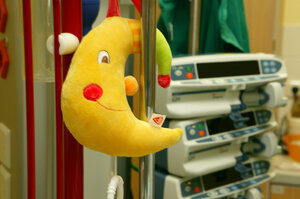 Stoffmond an einem Geräteturm mit Spritzenpumpen