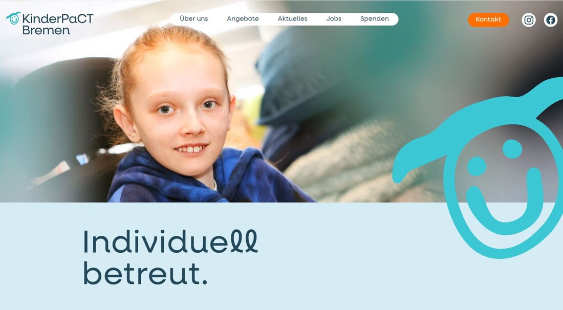 Ein Foto von einem kleinen Mädchen das in die Kamera lächelt auf der Homepage der Bremer Hände / KinderPaCT Bremen