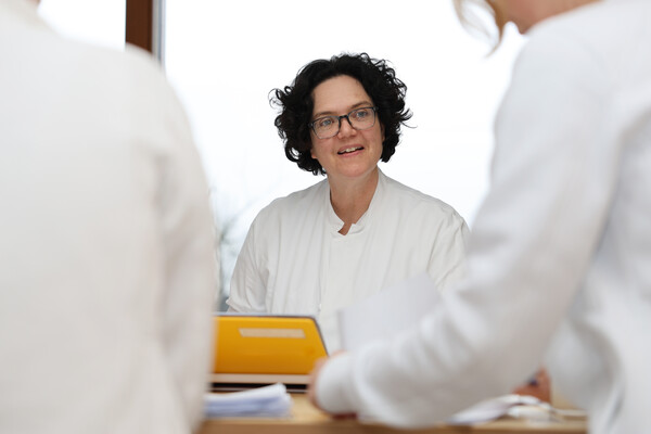 Frau Dr. Fischer in einer Gesprächssituation