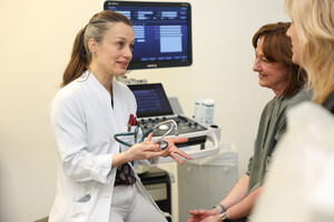 Ärztin im Gespräch mit Patientinnen