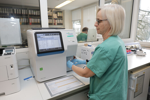 Foto Frau an einem Gerät