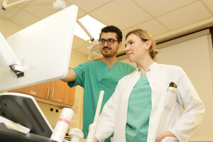 Chefarzt Remy Malo mit Kollegin vor Bildschirm